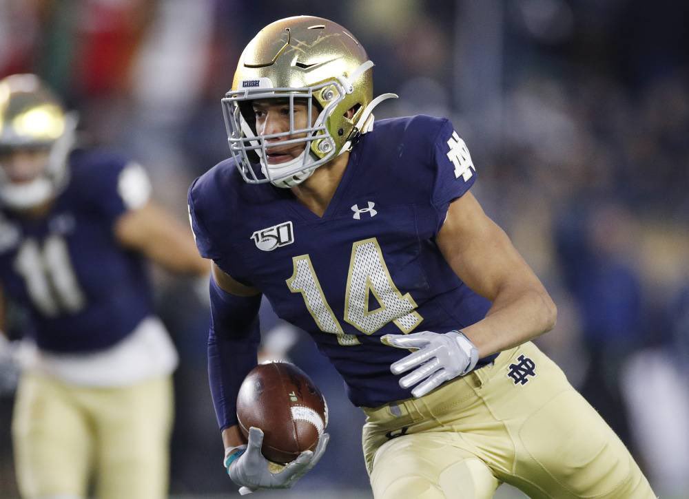 Jaylenmcclain08's tweet photo. Blessed to have received an offer from Notre Dame ☘️ @CoachAlGolden @Coach_OLeary @RivalsFriedman @RivalsRichie @ShawnB_247 @BrianDohn247 @CoachBFitz https://t.co/prAQVTmglQ