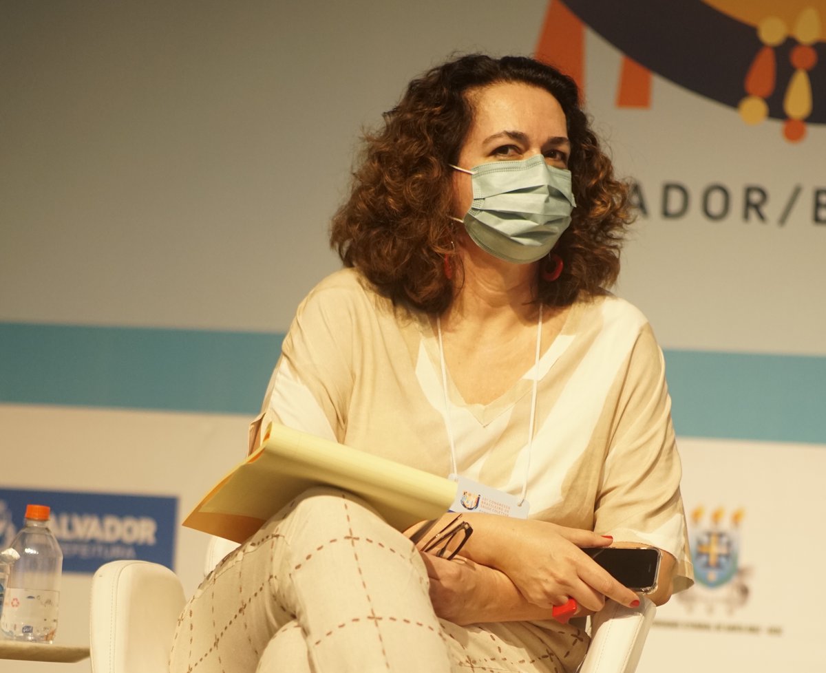 Deisy_Ventura's tweet photo. Estava nesta mesa seríssima do Abrascão c/os lindos @EthelMaciel @Maierovitch e Maria Rita Donalisio. De repente chega o fotógrafo vestindo camiseta q dizia:

Não quero aipim
Quero que você minhame

O q explica minha cara na 1a. foto e o desvio de olhar na 2a. pra não rir🤣🤣 https://t.co/lmAxcu7aXA