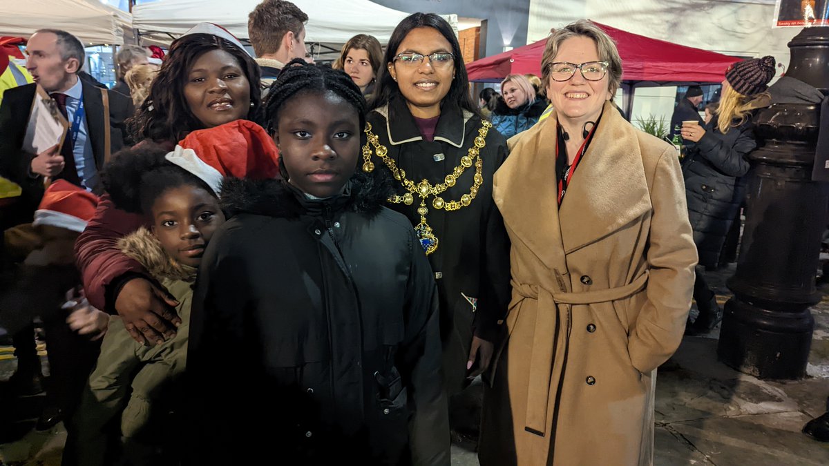 SaraLApps's tweet photo. Battersea Square lights. Lovely to see old friends and new and sing some lovely carols. Finally feels a bit Christmassy! And lovely to see Julianna's growing children #DingDongMerrily https://t.co/l4hfB3Ix9L