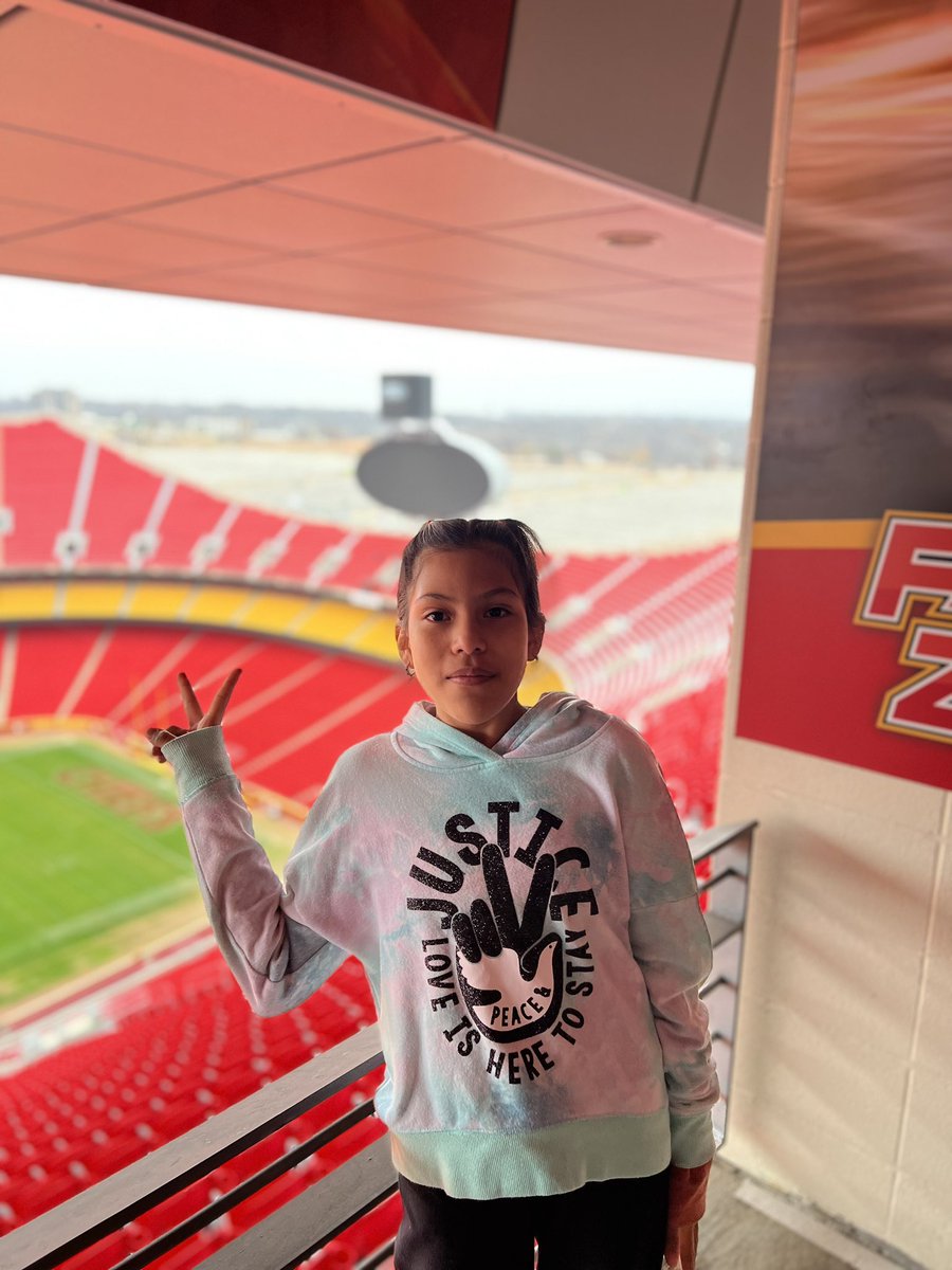 ms_enright's tweet image. What an incredible field trip to @chiefs stadium. Huge thanks to @HuffingtonStacy for organizing! #ISDstrong #ISD5thgrade #3TEpride