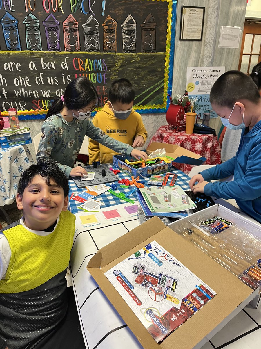 In celebration of #csedweek2022 our kids were having fun with @snapcircuits during Code Cafe today with @WesthallJo! @CSforAllNYC