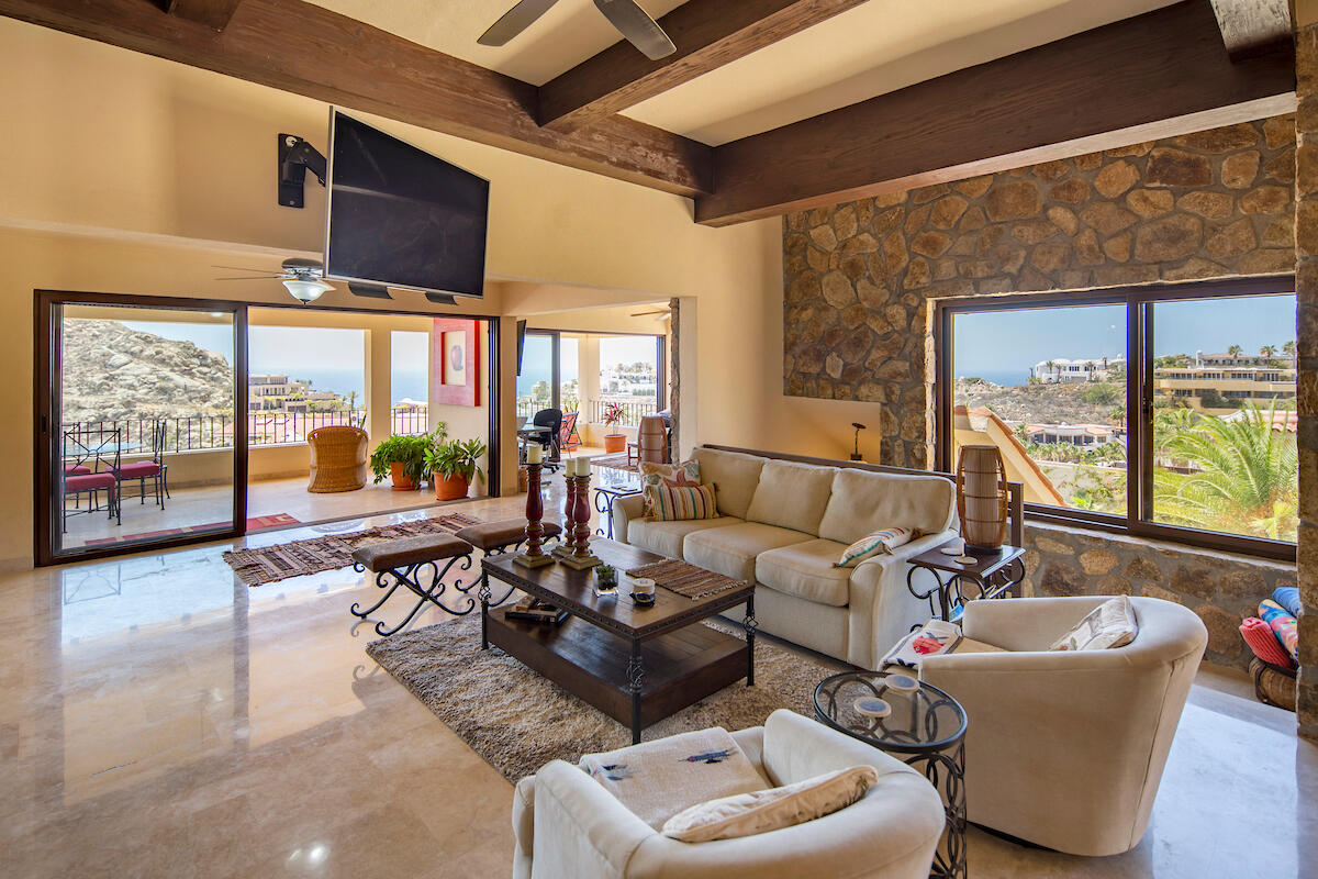snellrealestate's tweet photo. Casa Vista Azul sits on three prestigious, #Pedregal lots with a 240-degree view of both the Pacific Ocean and the Sea of Cortez, offering truly rare and breathtaking vista. The recently remodeled home has an open floor plan and a relaxing feel. https://t.co/0JkjSTkVTW https://t.co/xgaTaiRv99