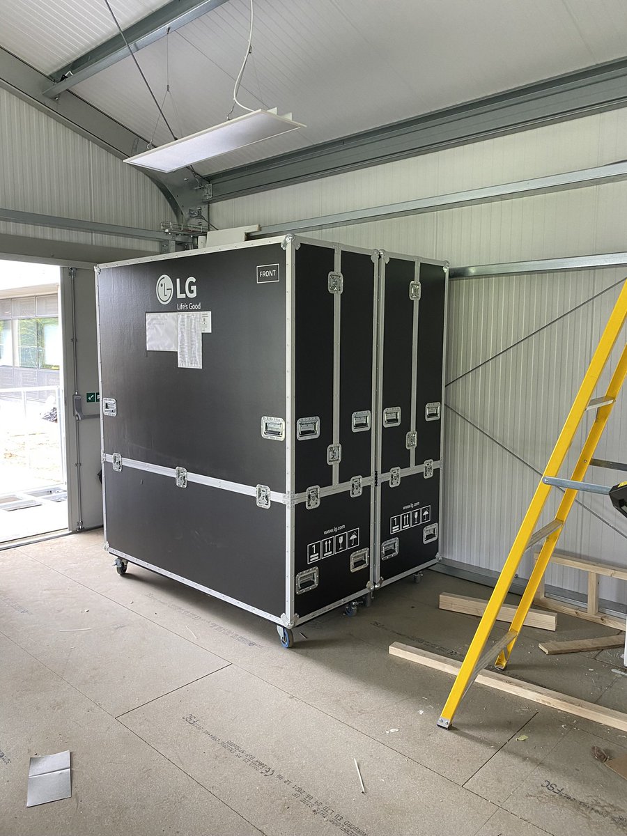 AdmHrv's tweet photo. @SammiBews Does this count? 🤣 #LGLED #LEDEducation @LGUK_B2B @LTSMG22 #LTSMGLive #flightcases https://t.co/FQ1wfb9mxg