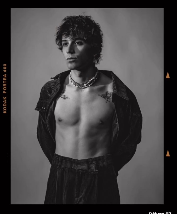 thepr0phecy__'s tweet image. HA FATTO UN CAZZO DI SHOOTING A TEMA NATALIZIO COME CAZZO DOVREI STARE?