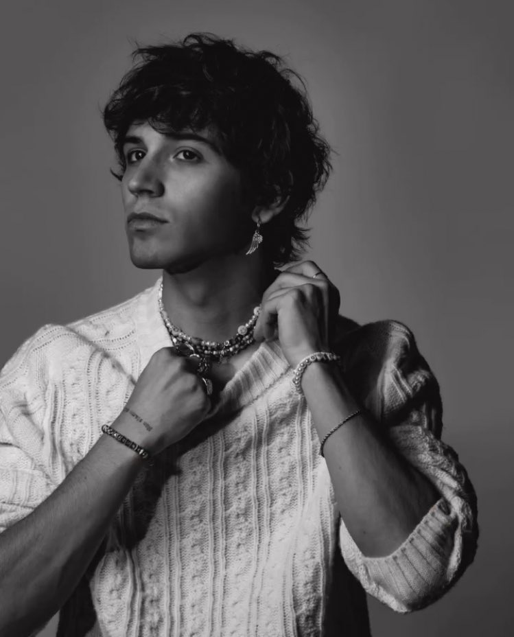 thepr0phecy__'s tweet image. HA FATTO UN CAZZO DI SHOOTING A TEMA NATALIZIO COME CAZZO DOVREI STARE?