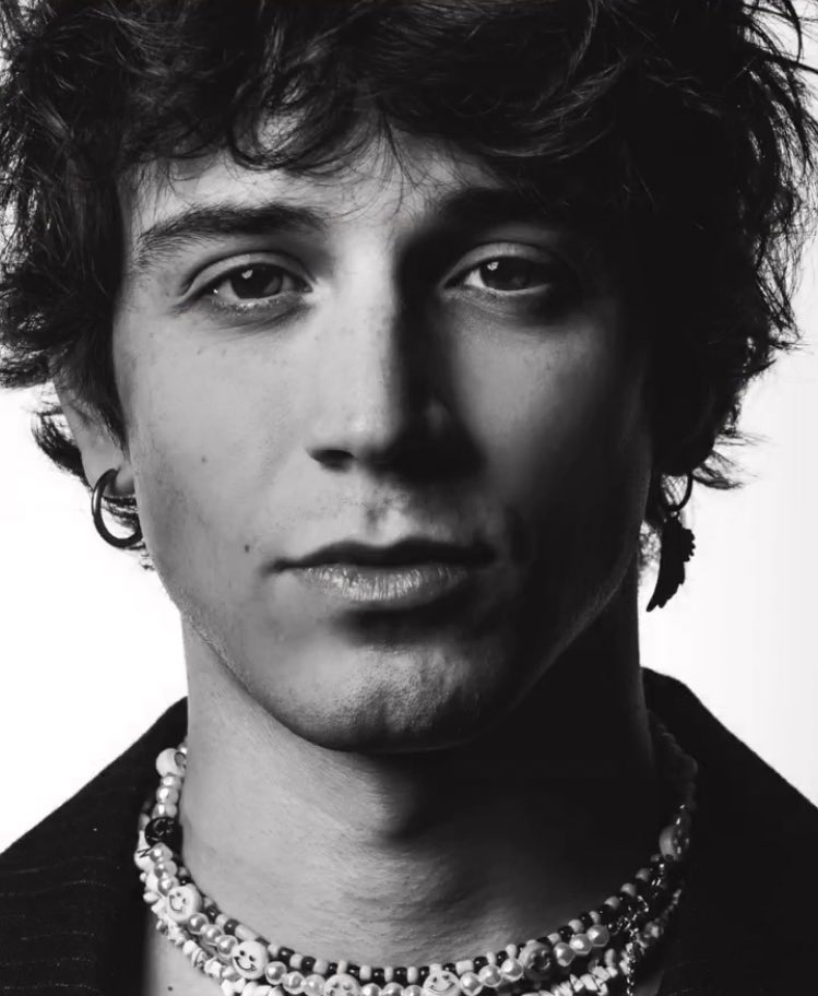 thepr0phecy__'s tweet image. HA FATTO UN CAZZO DI SHOOTING A TEMA NATALIZIO COME CAZZO DOVREI STARE?