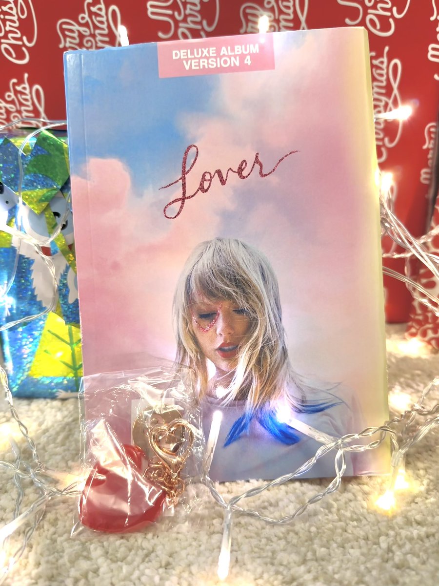 Swiftmas Giveaway! 💕🎄 You can win a Lover Album Deluxe Version 4 (comes only with the cd) and a Ur my Lover keychain. How to enter: •Like, Retweet and follow my account. •Comment your favorite song from lover #swiftmas #Giveaway #TSMidnights #TSLover #TaylorSwiftTheErasTour