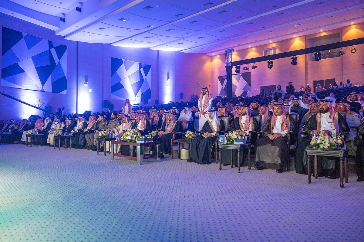 أكد سموه أن المنطقة شهدت اقامة ملتقى الاستثمار لإبراز الفرص الاستثمارية..

سمو #أمير_القصيم : وجود المشاريع الإستثمارية بالمنطقة يسهم في خلق فرص العمل للشباب والفتيات.