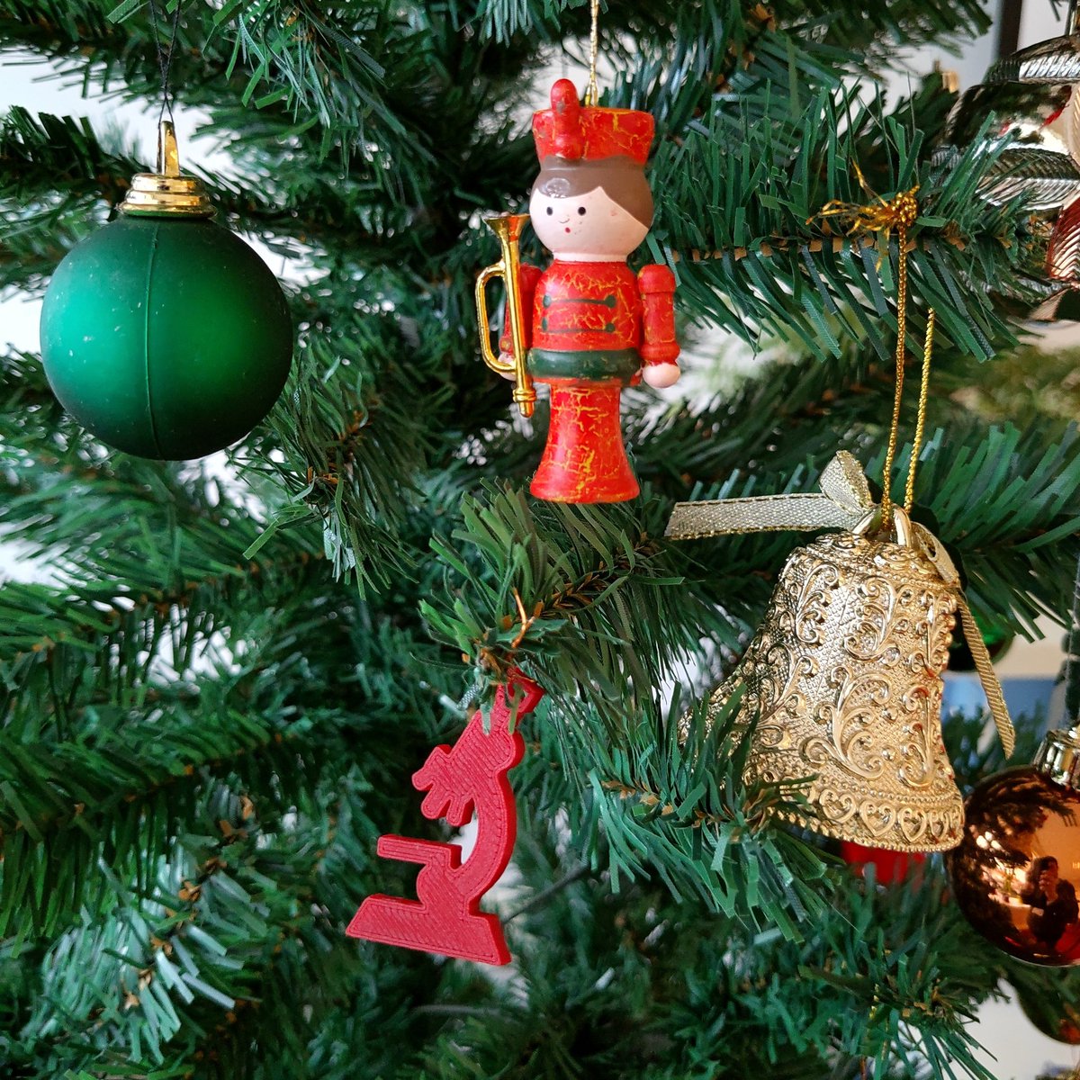 The atmosphere in the group is starting to get festive with the #3dprinted microscopes on the <a href="/TCD_AML/">Trinity AML</a> Christmas tree 🔬🎄