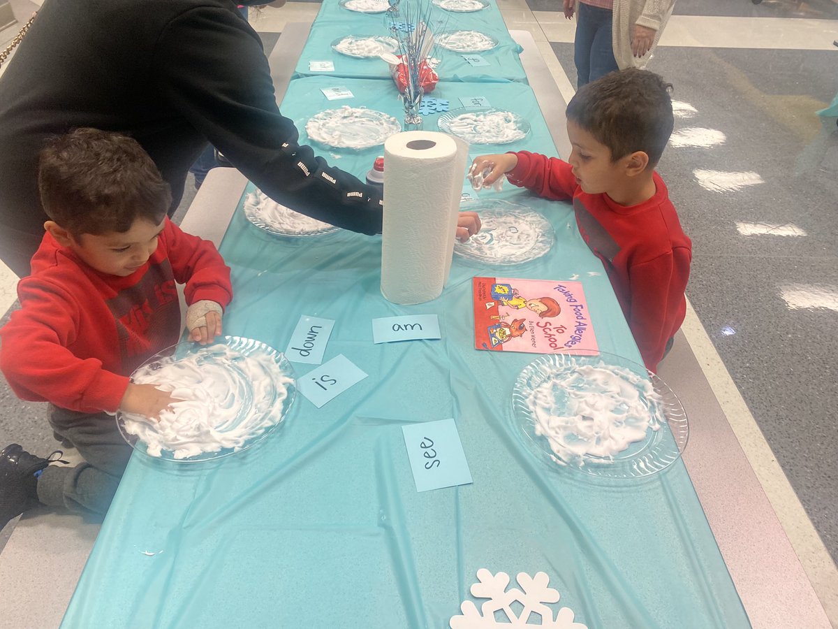 Mrs_ABetts's tweet photo. Had so much fun at our Winter Wonderland Literacy night! ❄️ https://t.co/kOiod5C7qH