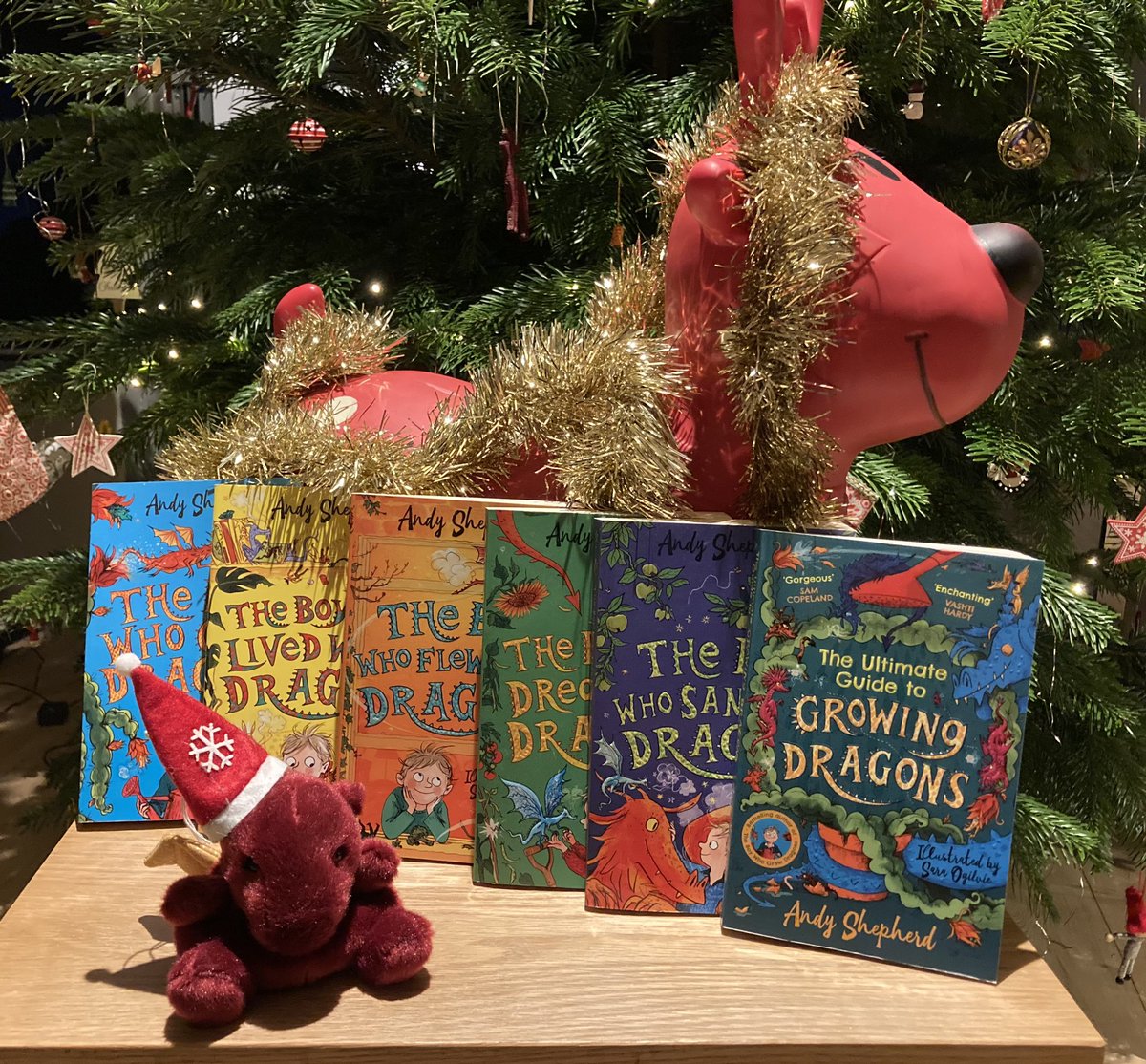 🎉 Xmas giveaway! 🎉 The dragons love a bit of festive fun! 🐉🎄 To win a signed copy of all 6 books PLUS this cute little cuddly dragon FOLLOW & RETWEET Ends 15/12 UK & Ireland only @PiccadillyPress @bonnierbooks_uk