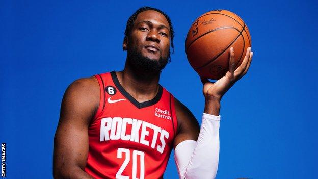silasrotations's tweet photo. Over his last two seasons, star Rockets Center Bruno Fernando is averaging 20.4 PPG, 13.3 RPG, and 2.5 BPG per 36 min. In this span, Bruno has a higher True Shooting % than Curry, Giannis, and Jokic.

Have Stephen Silas and the Rockets uncovered a generational stretch big?

👀🇦🇴 https://t.co/jLGLxE2Koj