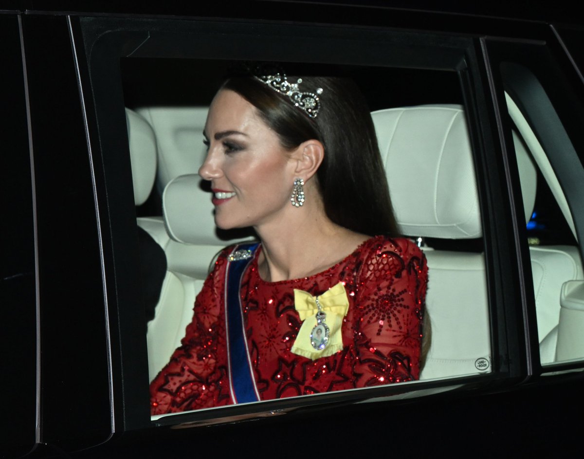 royalfocus1's tweet photo. The Prince and Princess of Wales arrive at The diplomatic reception at Buckingham Palace #Royals #diplomaticreception #tiara #BuckinghamPalace https://t.co/NBlNwfqWTw