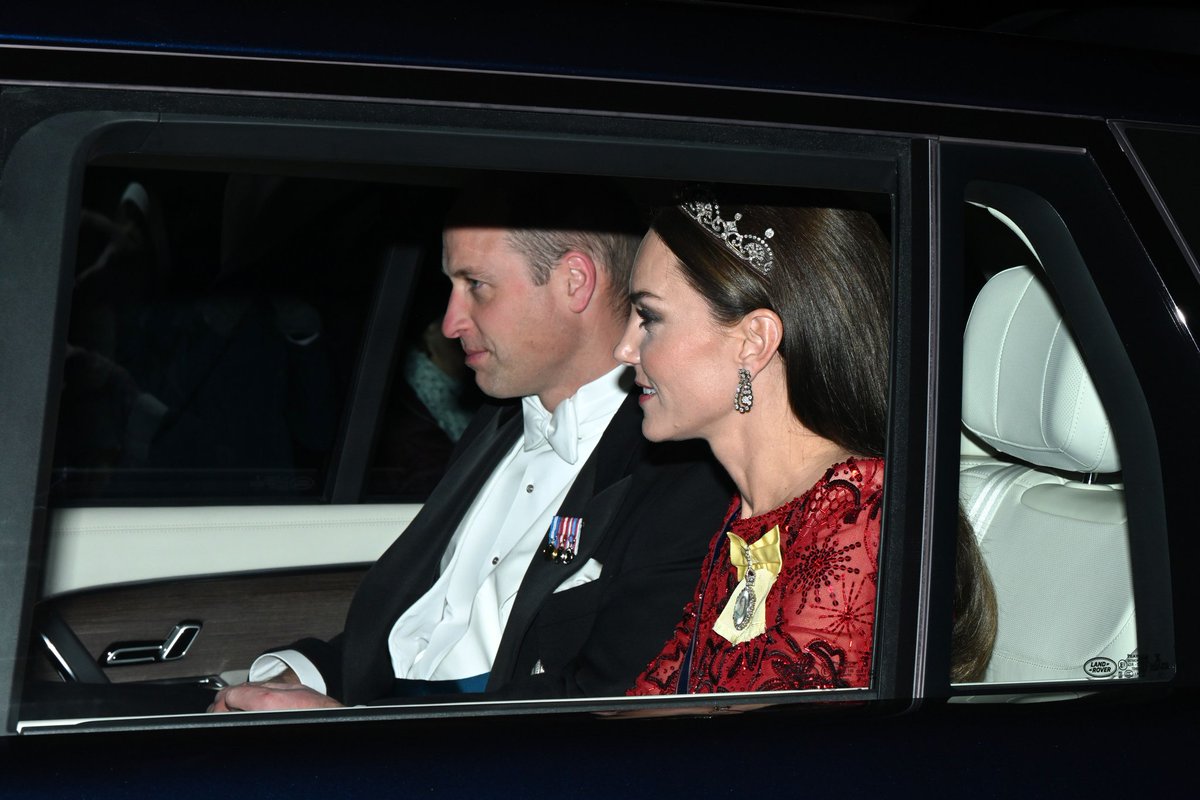 royalfocus1's tweet photo. The Prince and Princess of Wales arrive at The diplomatic reception at Buckingham Palace #Royals #diplomaticreception #tiara #BuckinghamPalace https://t.co/NBlNwfqWTw