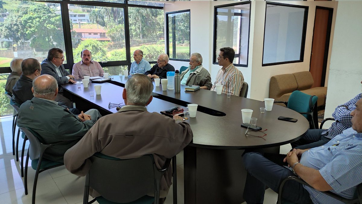 CesarPerezVivas's tweet photo. #6Dic 🇻🇪Continúamos trabajando por la #UniónNacional🤝🏻 en esta ocasión presentando nuestra propuesta a la agrupación «República y Libertad» agradecemos a:

Ing. Egildo Lujan
Monseñor Ovidio Pérez Morales
Dr. Oswaldo Álvarez Paz
Gral.(r) Juan A. Herrera Betancourt https://t.co/NhWbMSXUyZ