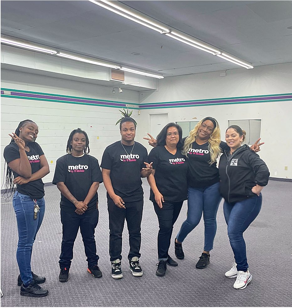Bella_Bellz5's tweet photo. Fresh batch of newbies with amazing energy! #orientation #metrobytmobile #newbies #celltouch https://t.co/ThwcKkdup5