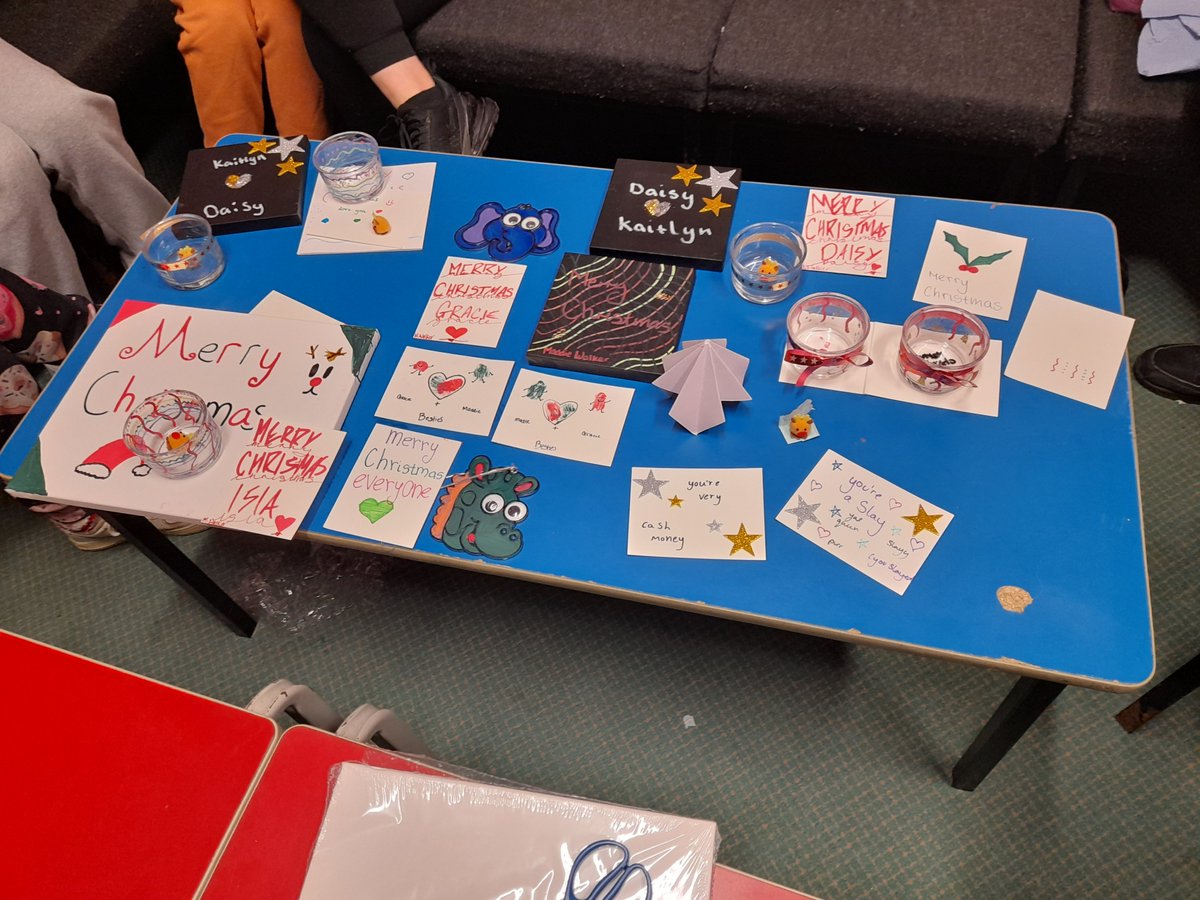 What a lovely night of Christmas crafts and discussions at Insch Youth Forum <a href="/WwypC/">WWYP Central Aberdeenshire CLD</a> @WWYPabshire #becauseofcld #ChristmasCountdown