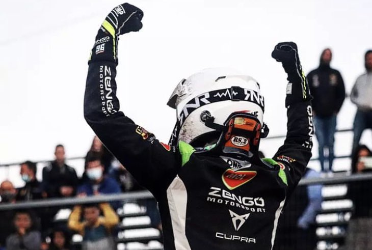 PAarteixo's tweet photo. Y este año lo tenemos que presentar como se merece, @mazconaoficial Campeón del Mundo WTCR @FIA_WTCR 2022 ‼️ estará con nosotros para intentar volver al podio en esta edición. 

#autocrossarteixo
#2cctrophyautocrossarteixo

@ArteixoOficial @Depucoruna @RFEdeA #MVRacing https://t.co/J3W6EfvMkP