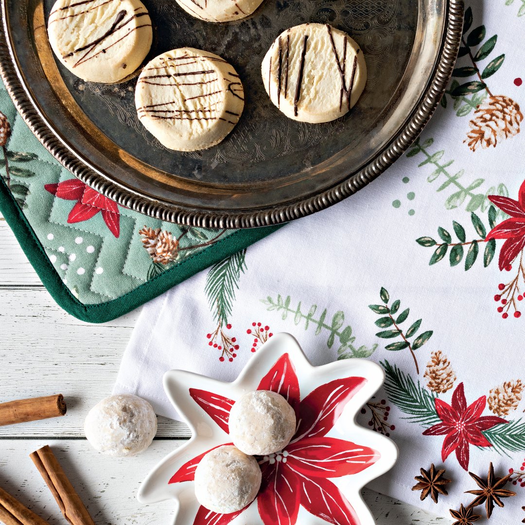 nowdesigns's tweet photo. Matching tea towels and oven mitts just feels right ❄️ Our Poinsettia Collection celebrates the rich colors and good cheer! https://t.co/barlZLft6A