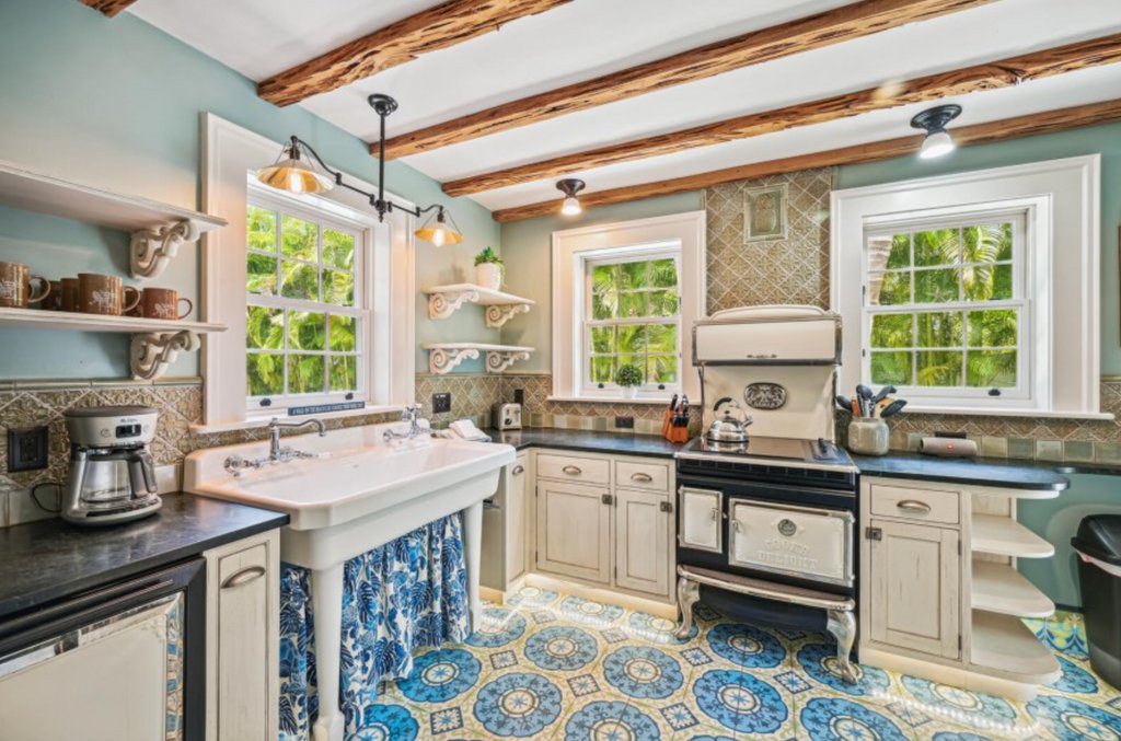 Came across this beautiful Florida home built originally in the early 1900s. We see some kitchen appliances that look familiar! 👀 (credit: Lizzie Lu's Island Retreat)