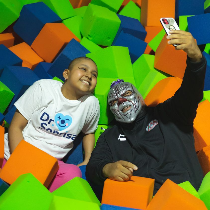 jumpin_mx's tweet photo. ¡Una sonrisa vale más que mil palabras! 😁🙈🐵
#familiajumpin 
#expertosendiversión 
#diversiónenmovimiento 
#primertrampolinepark https://t.co/sOMwjdDqMW