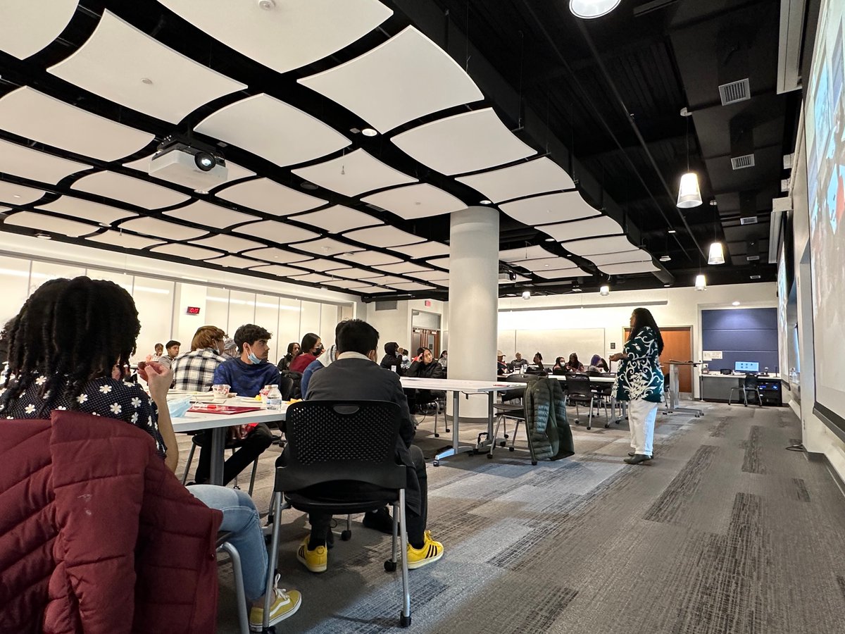 UWSMPHOMA's tweet photo. This weekend @UWPEOPLE pre-college scholars got to speak with and hear from current faculty and students of UW SMPH!

We're always happy to host this group and share pathways to medical careers! https://t.co/qjBM7mKFLh