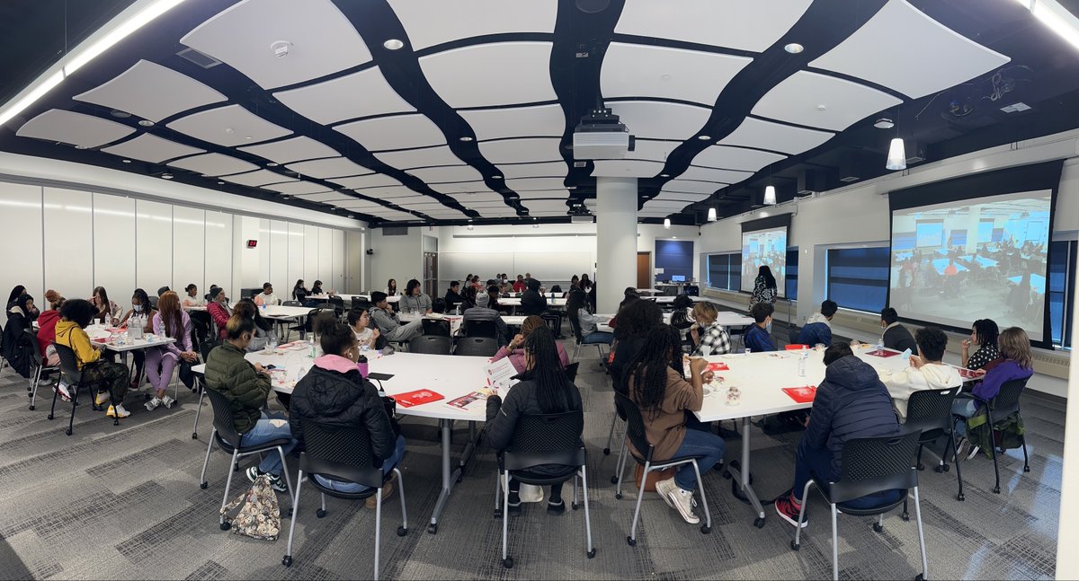 UWSMPHOMA's tweet photo. This weekend @UWPEOPLE pre-college scholars got to speak with and hear from current faculty and students of UW SMPH!

We're always happy to host this group and share pathways to medical careers! https://t.co/qjBM7mKFLh
