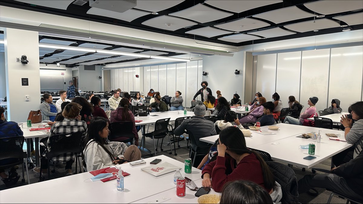 UWSMPHOMA's tweet photo. This weekend @UWPEOPLE pre-college scholars got to speak with and hear from current faculty and students of UW SMPH!

We're always happy to host this group and share pathways to medical careers! https://t.co/qjBM7mKFLh