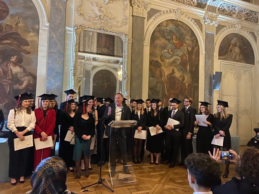 DjceNancy's tweet photo. La promotion actuelle du DJCE de Nancy félicite la promotion sortante (2021-2022) qui a été fraichement diplômée ce samedi 28 novembre. Elle marque la fin d’une belle année universitaire. Les diplômes ont été remis par le parrain de la promotion Monsieur Guillaume Charroyer. https://t.co/0xyc7Xa1Pe