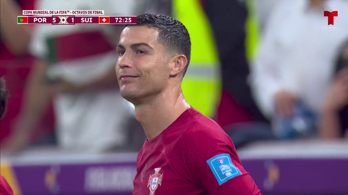 FootballerHQ's tweet photo. This Ronaldo smiles genuinely makes me so happy. He's done so much for Portugal and is leaving our future in good hands ❤️🇵🇹 https://t.co/GgNqRvMARQ