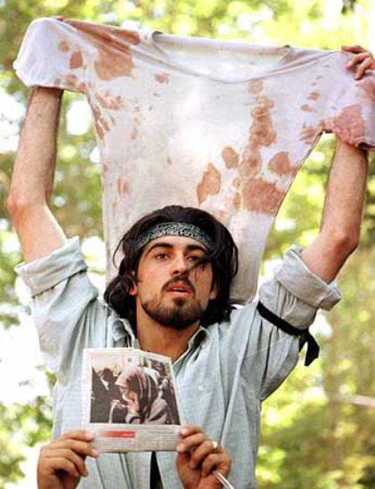 ٢٣ سال پيش، يك #دانشجو ربان سیاه به بازو بست و لباس خونیه همکلاسیشو که در فاجعه #کوی_دانشگاه مورد حمله قرار گرفته بود بالای سر برد. 
اولین و بزرگترین جنبش دانشجویی ایران بعد از انقلاب ۵۷…