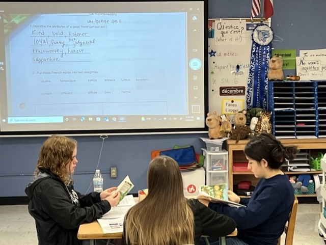THS_Academics's tweet photo. Caught in the Wild! Ms. Hagood works with her students to speak, read and write French. Her innovative instruction drives student engagement! https://t.co/qUu01Tzs6X