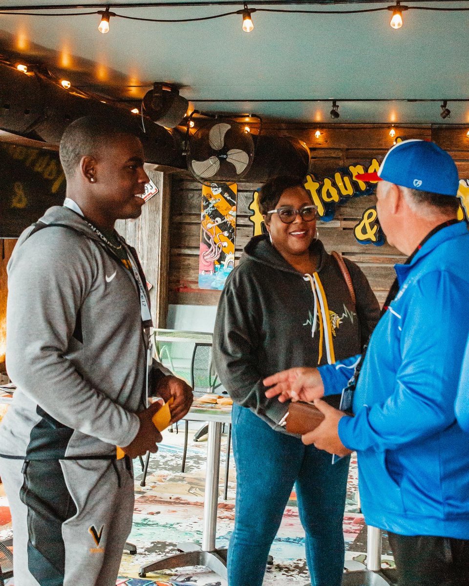 NorthSouthFB's tweet image. The stars have arrived at the beach! ⭐️🏈

#NorthSouth22 | #TouchstoneEnergyBowl |  #NorthSouthWeek | #TeamNorth |#TeamSouth |#StarsShineBrighterAtTheBeach