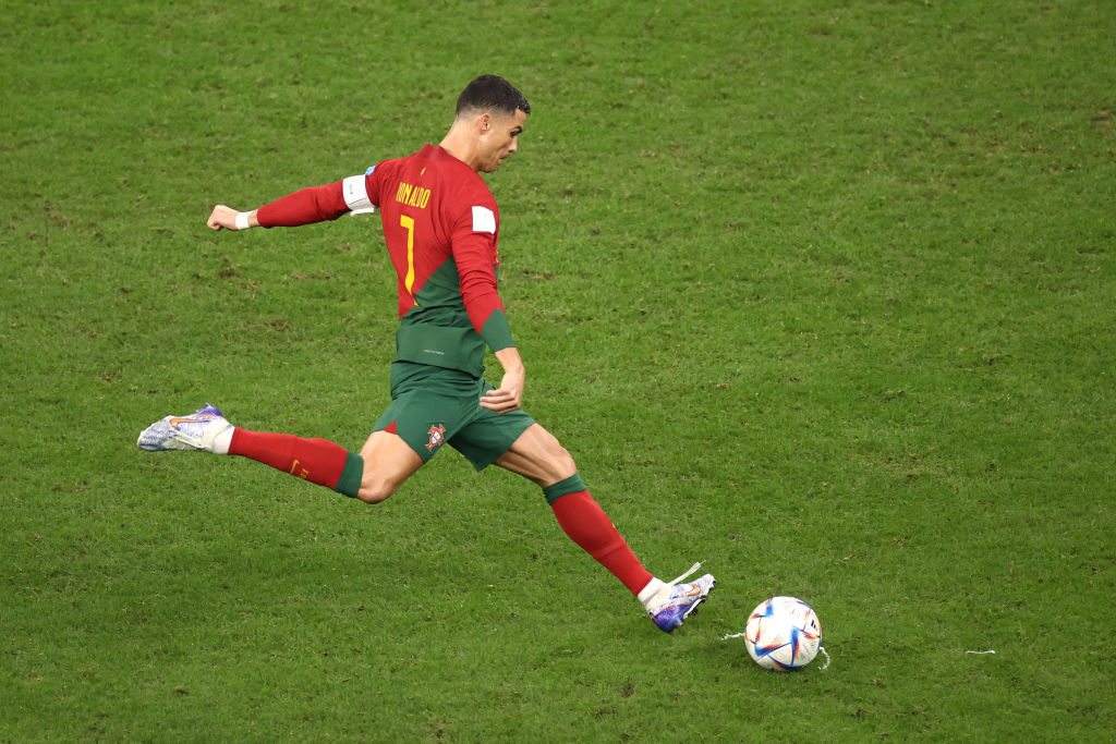 fifaworldcup_pt's tweet photo. Pra alegria do público presente no estádio, @cristiano está em campo! #POR https://t.co/qHwUiI97I3