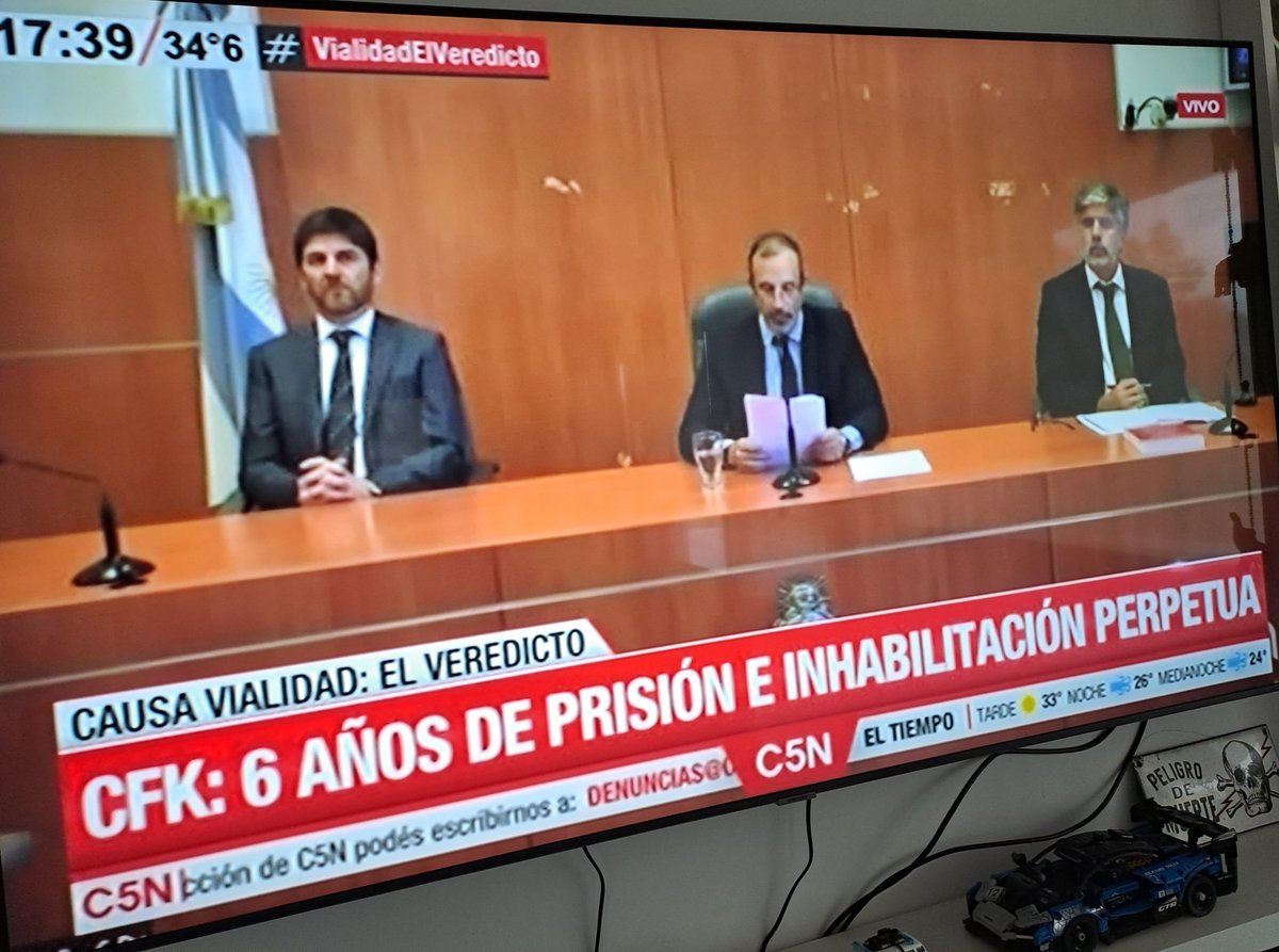 LaPutoelquelee's tweet photo. #culpable #CFKCondenada https://t.co/Fhda4inYXM