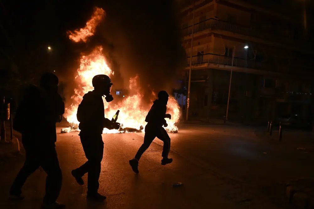 From tonight's clashes in Thessaloniki. 
📷<a href="/JohnPapanikos/">Giannis Papanikos</a> 

#Greece