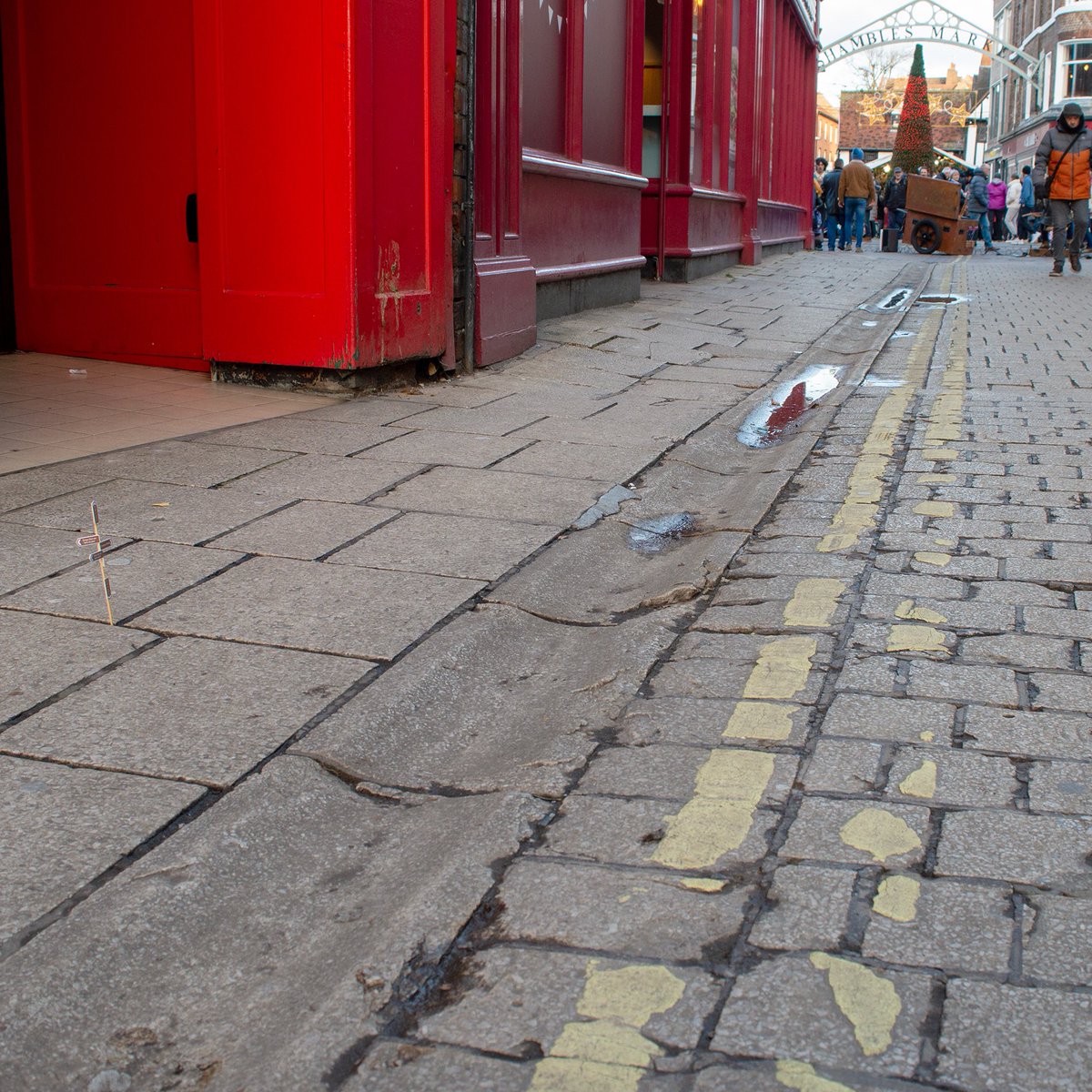 themouseprint's tweet photo. #shopsthatarehereallyear #york #yorkchristmas #yorkshire #streetartist #art https://t.co/u6vlRdP7TV