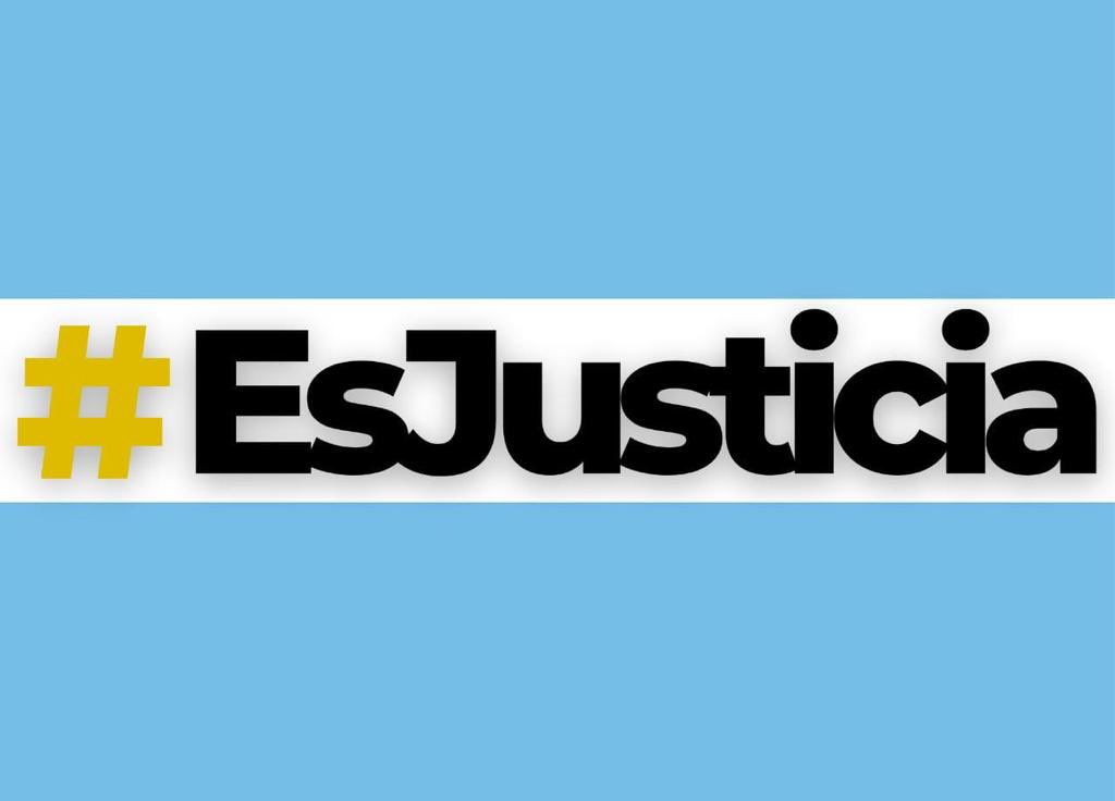 gracielaocana's tweet photo. 6 años de prision e inhabilitación perpetua para ejercer cargos públicos a Cristina Kirchner. Ahora, los argentinos queremos que CFK y sus secuaces devuelvan la plata, que falta en las rutas, escuelas y hospitales.

No olvidar, la corrupción mata. 

#EsJusticia https://t.co/vtGS4qnWVF