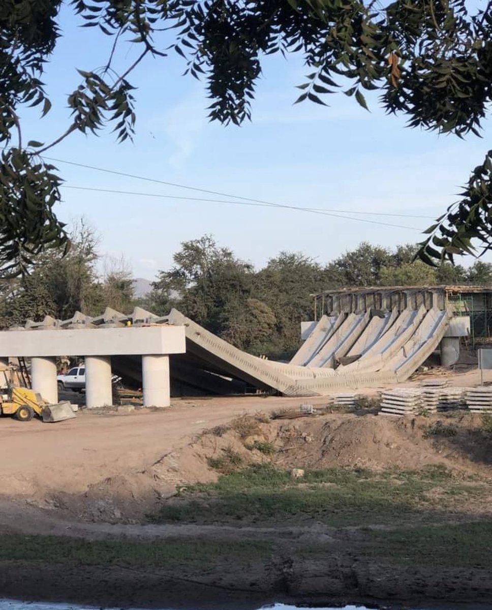 pedroferriz3's tweet photo. Se acuerdan cuando #AMLO decía que no se necesitan INGENIEROS ni ARQUITECTOS…. 

Ah pues https://t.co/hGX9H54Rlr