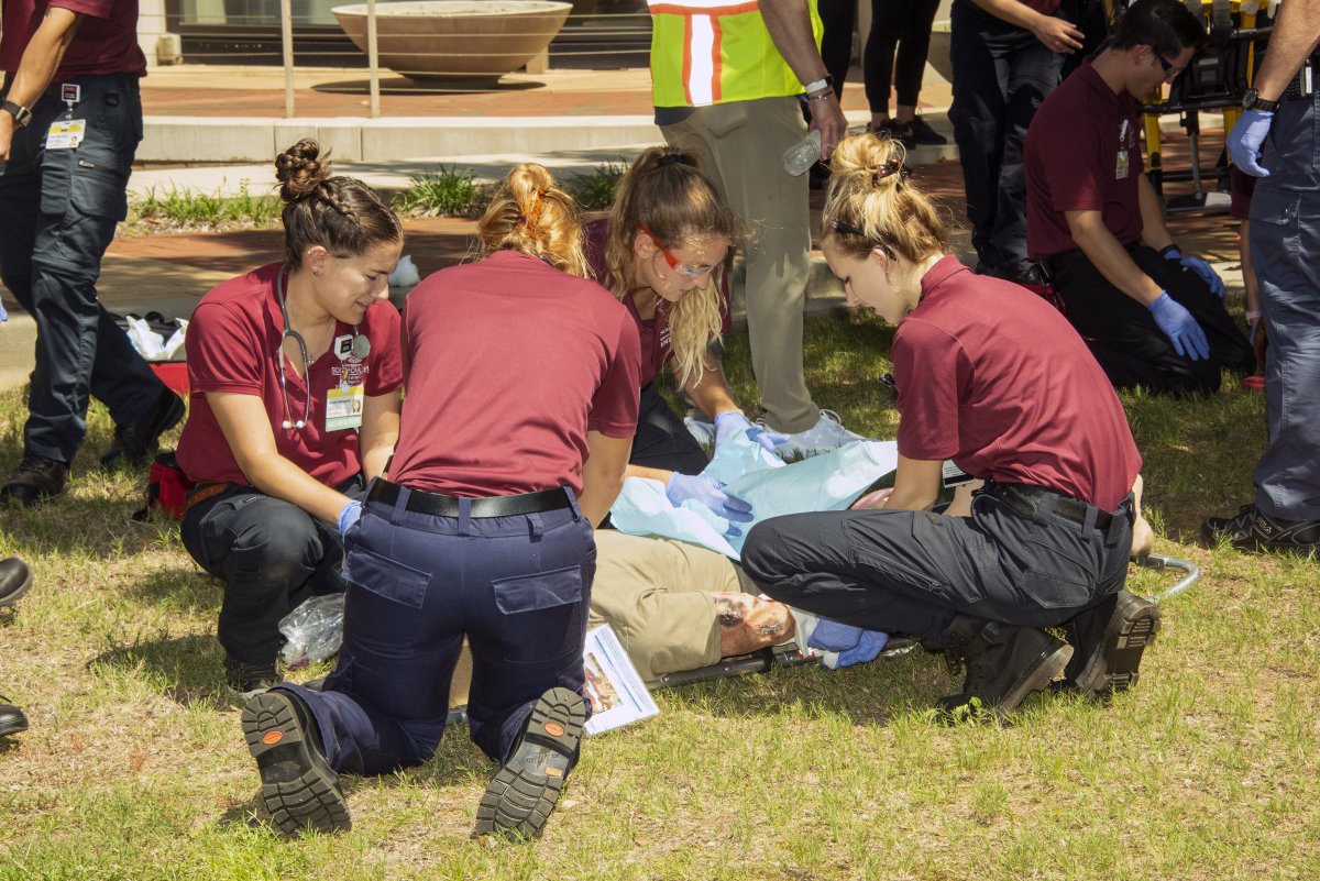 DYK we were the 1st medical school in the US to integrate EMT training/certification into our first-year curriculum? Our students are immersed in this real-world clinical environment right after orientation. qrco.de/bdWERI #TransformingMedicine #1DoctorAtaTime
