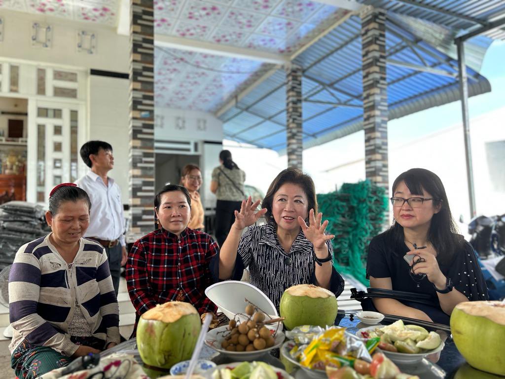 The triple win of low-carbon rice farming:
+Green - Reduction of 10 tons CO2 equivalent/ha
+Resilient - Less water, healthy soil and plants
+Inclusive - 20-30% reduction in production cost &amp; 25-30% increase in profits for farmers.  

Good opportunity to scale up! <3/3>