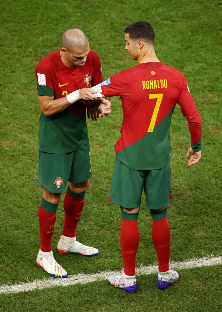 Pepe'nin kaptanlık bandını Cristiano Ronaldo'ya bırakma anı.. Hüngür hüngür ağlıyorum