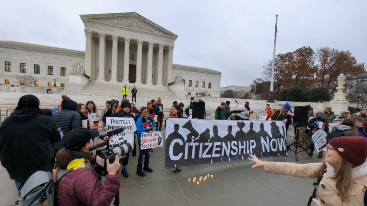 CommChangeAct's tweet photo. Our day of action isn't over. Happening now: we’re on the steps of the Supreme Court to speak up and urge leaders to protect undocumented youth. Together, we can work to create an #immigration system that treats everyone with the dignity and respect they deserve. #CMC22 https://t.co/G4LaQeEyvn