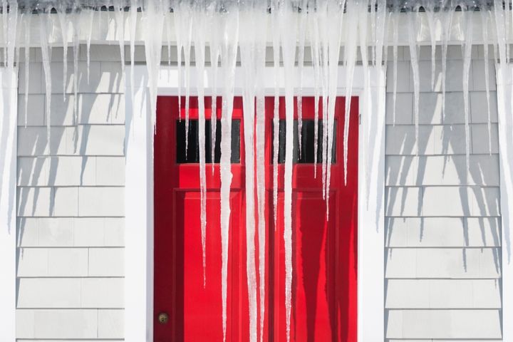LukeMeadowsHome's tweet photo. Icicles look cool but they aren't cool for homes https://t.co/RJvqJ3g8hC https://t.co/xIi6kQkRlP