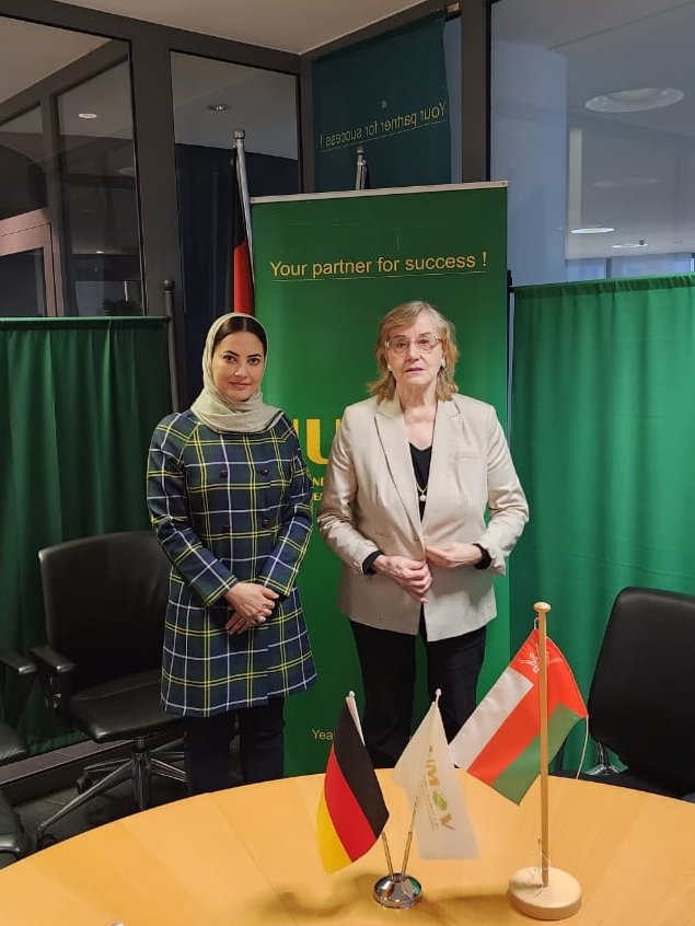 EmabssyOman_DE's tweet photo. اجتمعت سعادة ميثاء المحروقية مع الفاضلة هيلن رانج - الرئيسة التنفيذية للجمعية الألمانية للشرق الأوسط والأدنى/ نوموف" #NUMOV وتم التطرق على عمق الروابط التي تجمع بين البلدين، وبقوة العلاقات الثنائية بينهما، وأهمية تعزيز الاستثمارات العُمانية والألمانية https://t.co/rtm1rtpZp7