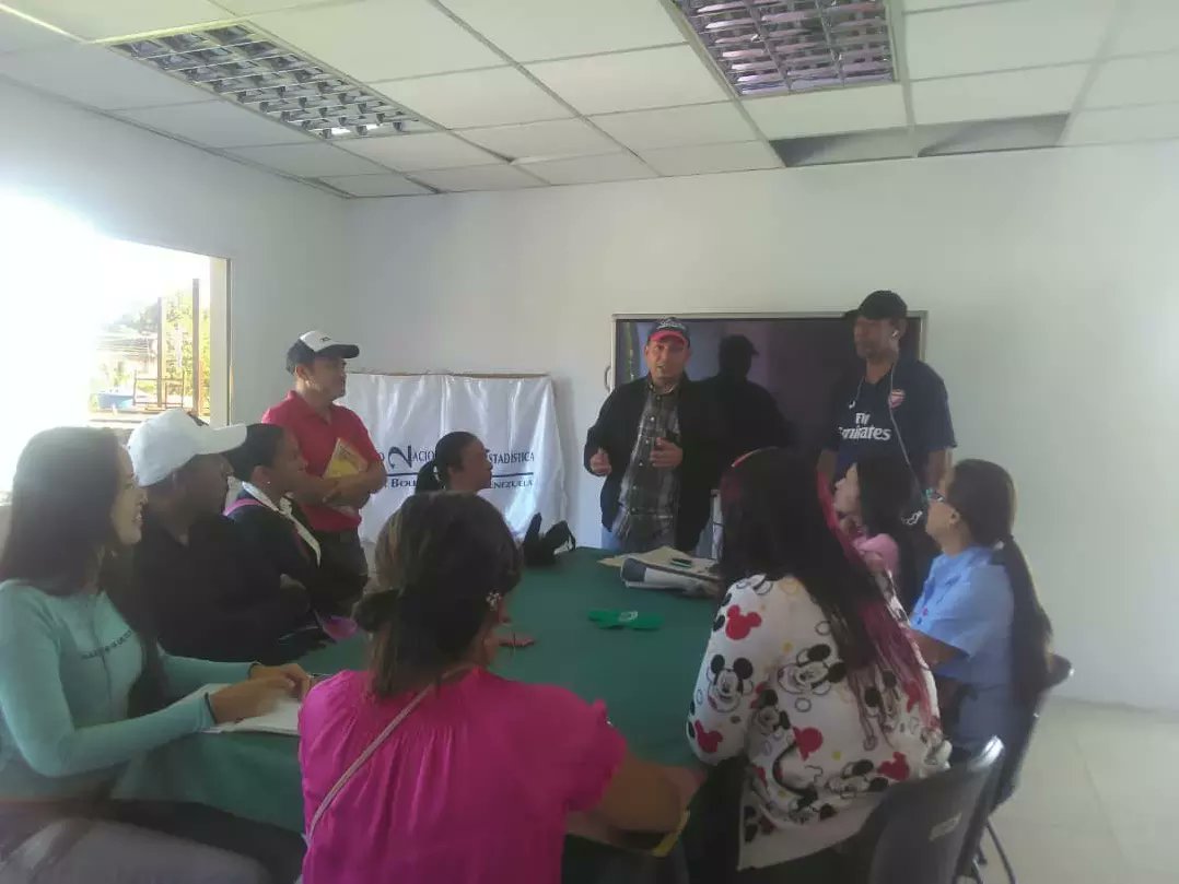 INECOJEDES's tweet photo. #DelInteres Desde del INE Cojedes, el Coordinador del XVCensoCojedes Municipio Ezequiel Zamora, efectuó reunión con los Coordinadores de Nodo del Municipio, para bajar los lineamientos que fueron emanados por nuestra Gerencia Estadal. #Venezuela #Sigueme #TuCuentasParaVenezuela https://t.co/PWEnnjbOes