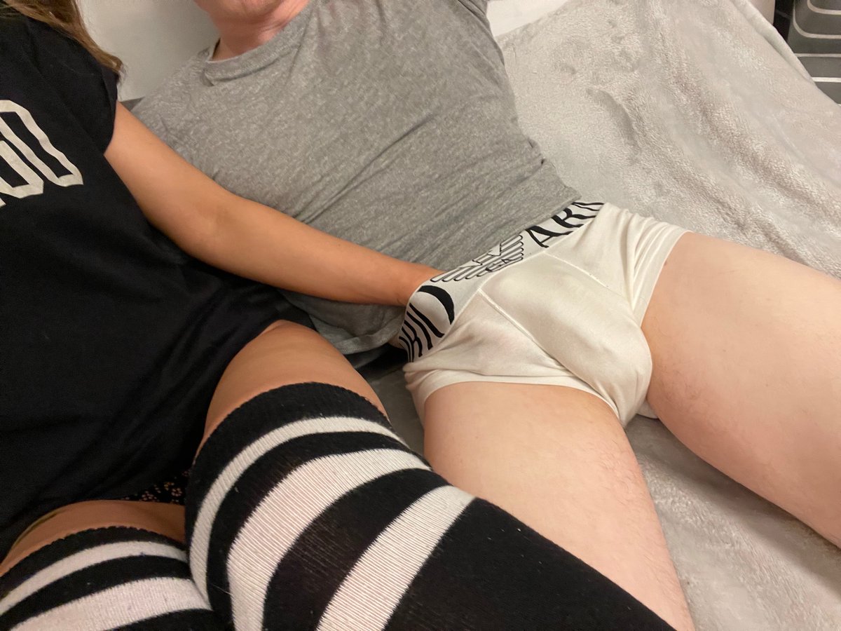 About to go live on chaturbate :) m.chaturbate.com/sexydeezz/?lan…