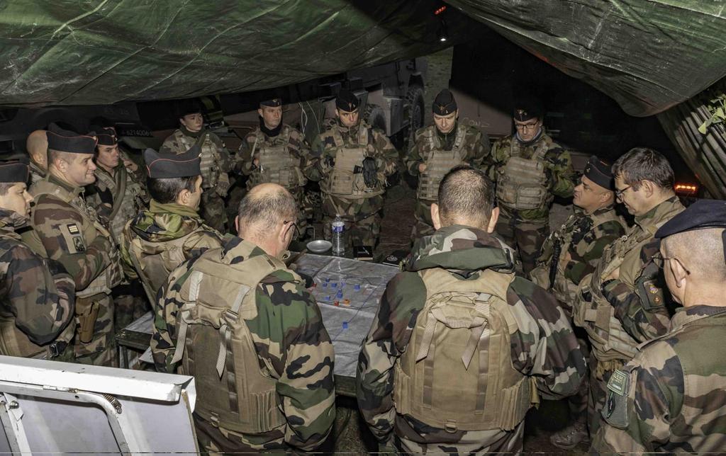 COM_ECIA's tweet photo. [#SCORPIONXII] Le Laboratoire du Combat #SCORPION analyse la pertinence et l'efficacité de la configuration des postes de commandement dite en "miroir". Motorisés et sous blindages, ces derniers deviennent davantage mobiles et discrets, gagnant en agilité tactique et résilience. https://t.co/pbaCyHXuPX