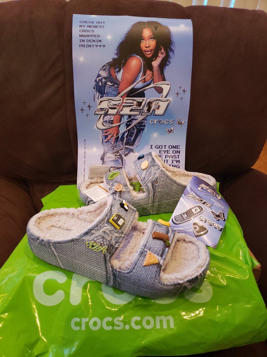 Greeneyedbeenaa's tweet photo. When a pair of #SZAXCrocs show up at your door before you can even buy them 😍😍😍 My daughter is going to die when she opens these on Christmas!! 🎄🎁🎄Thank you so much @Crocs and @sza for making this possible!!! https://t.co/7euCuaqnmL