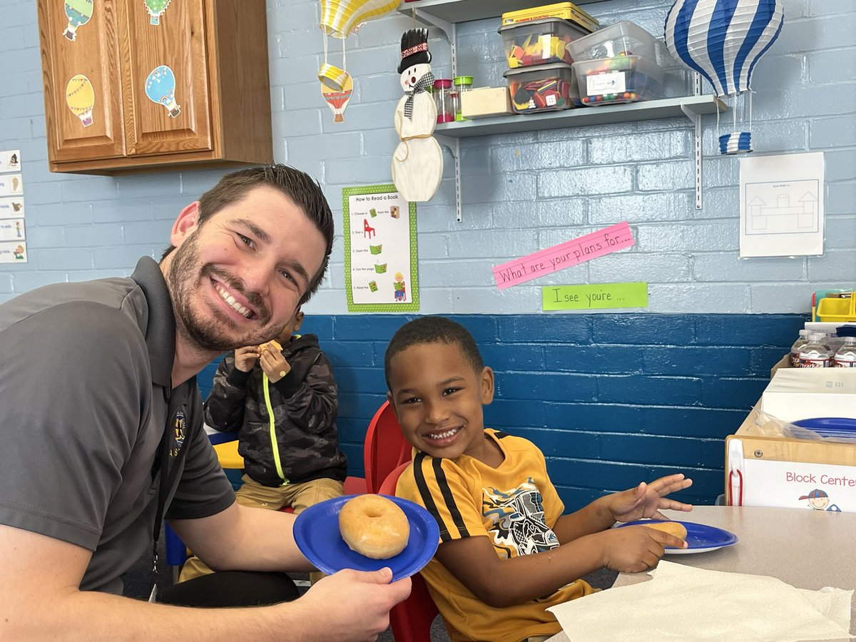 angellescpps's tweet photo. More pics from @SCPPSHeadStart Donuts with Dudes! https://t.co/fX4zfNtn16